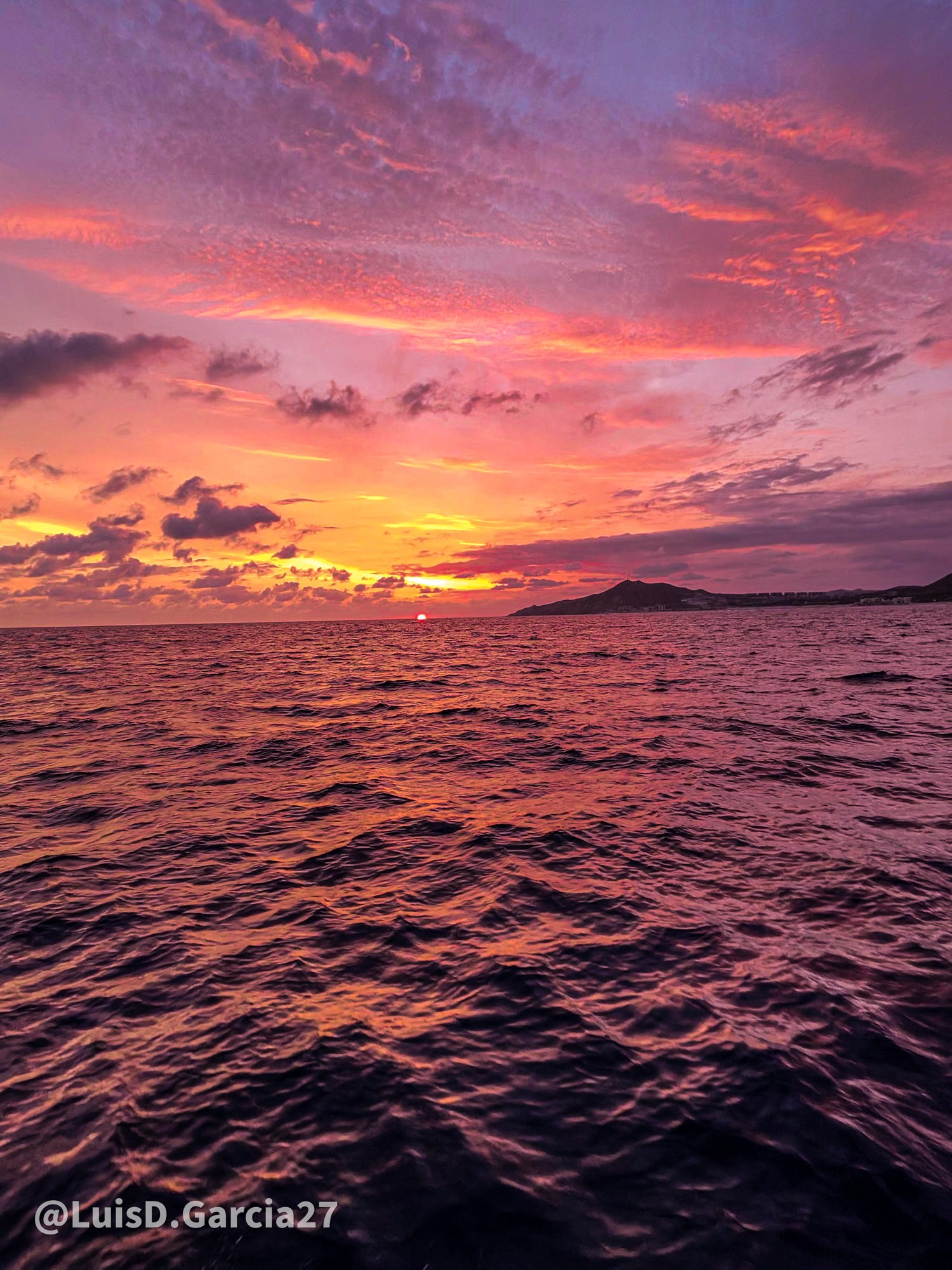 Cielo rosa y naranja al atardecer sobre el mar de Los Cabos
